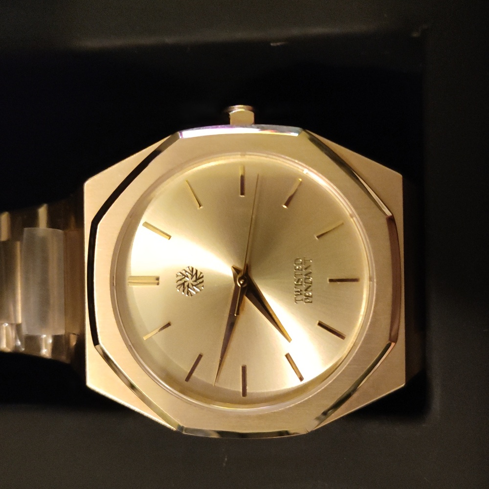 Men's twisted pendant gold watch